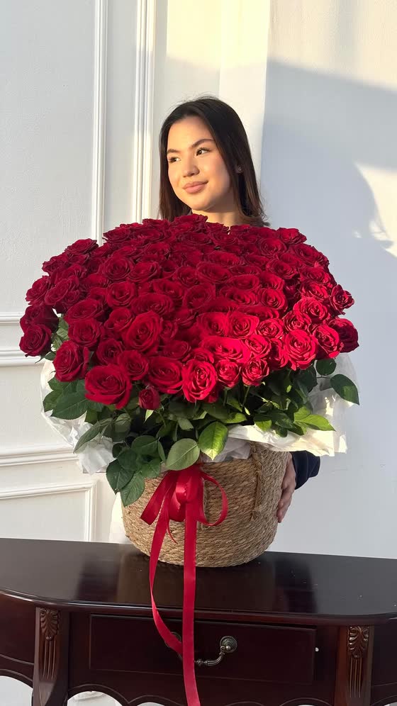 Корзина с красными розами