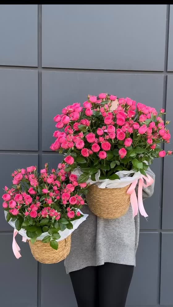 Корзина с розовыми кустовыми розами